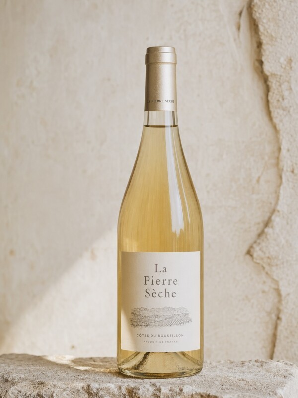 Bouteille de vin blanc La Pierre Sèche sur un support en pierre